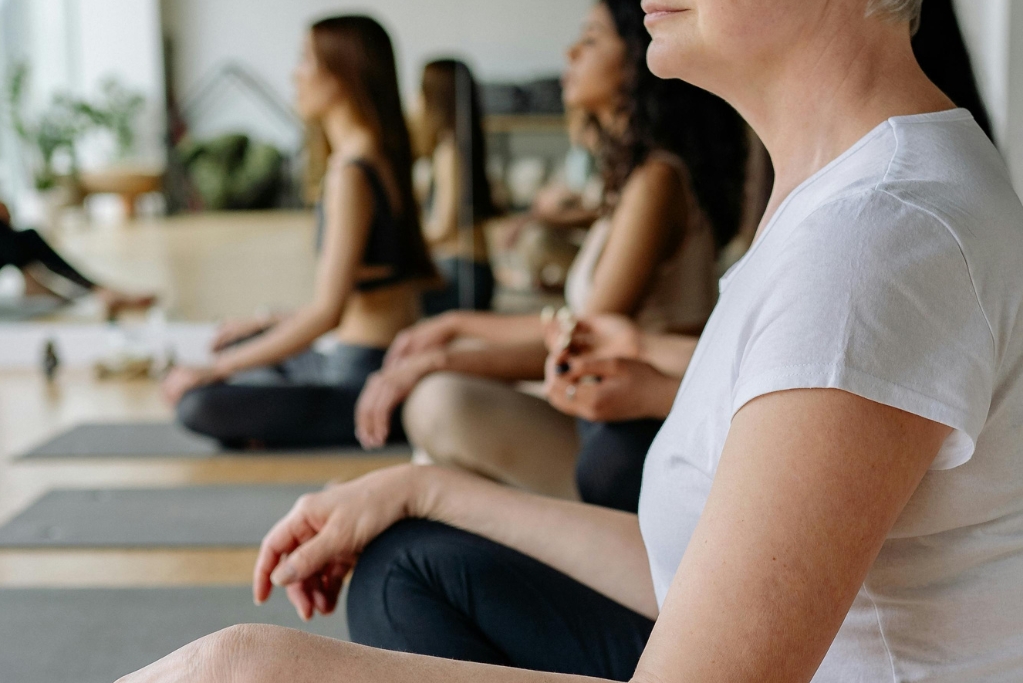 Séance collective de yoga et respiration en entreprise