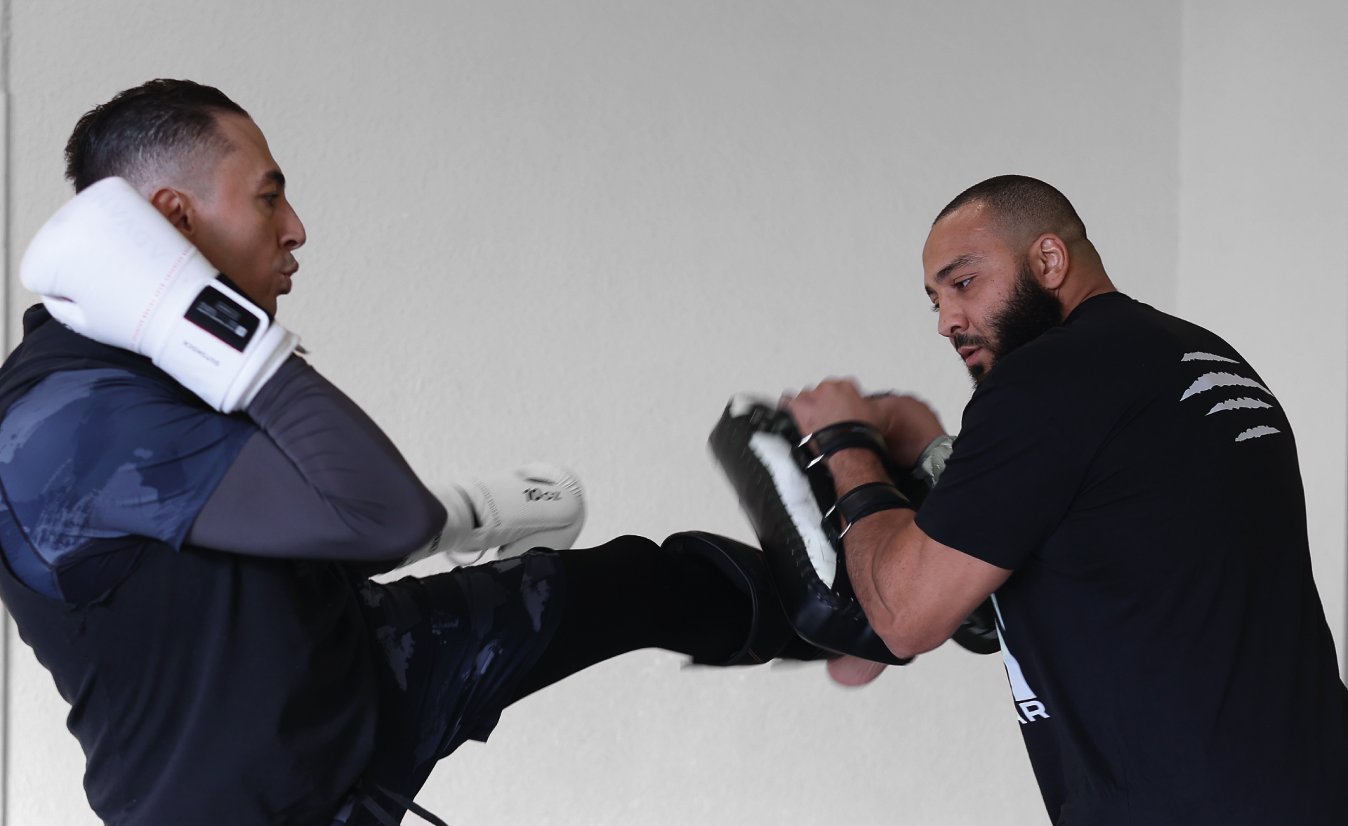 Atelier boxe : travail aux paos encadré par un athlète